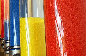 Deutsch: Kunststoffgranulat in vielen Farben